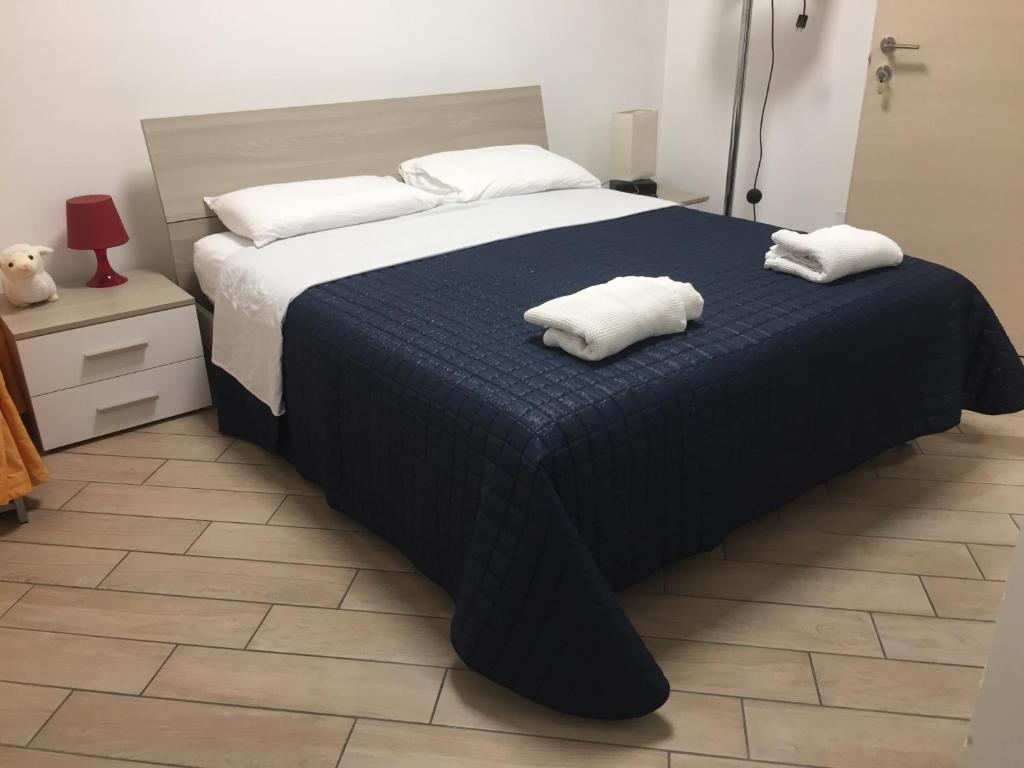 ein Schlafzimmer mit einem Bett mit zwei Handtüchern darauf in der Unterkunft Margherita Queen Home in Castellammare di Stabia