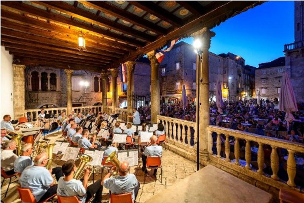 Reštaurácia alebo iné gastronomické zariadenie v ubytovaní Kuća za odmor Poluš