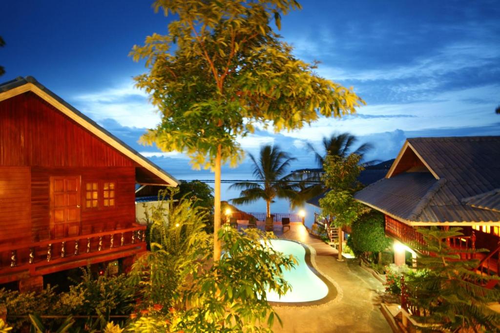 - une vue aérienne sur un complexe avec une piscine dans l'établissement Tharathip Resort Koh Phangan - SHA Plus, à Wok Tum