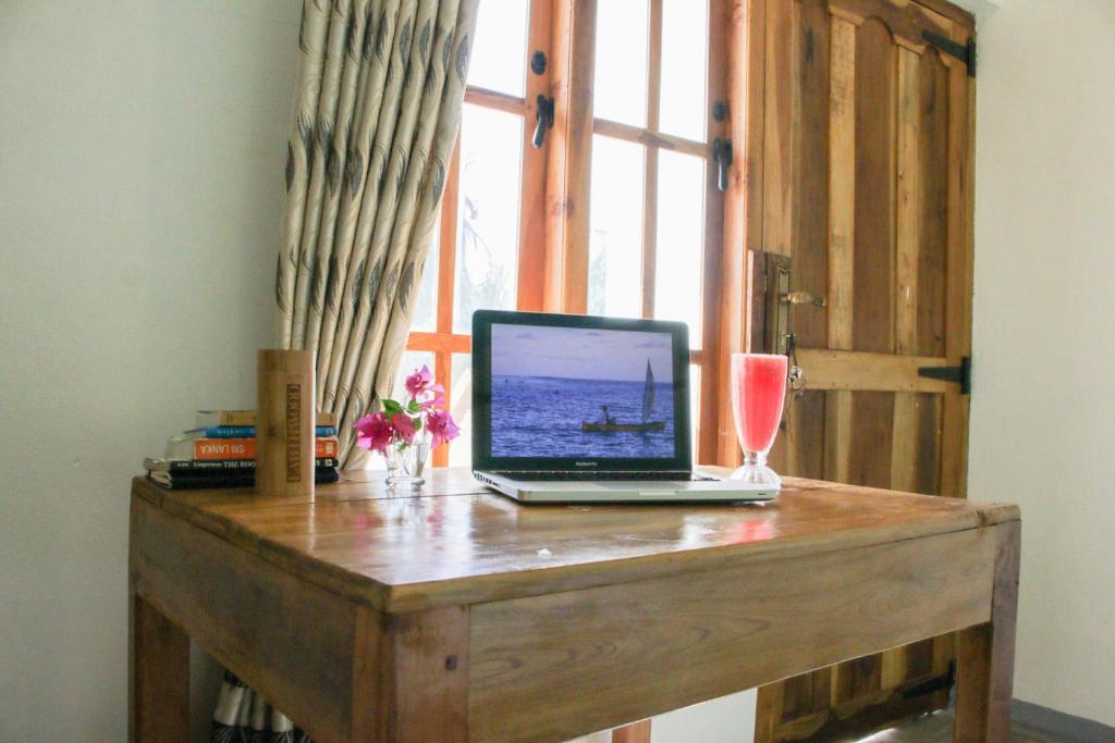 TV a/nebo společenská místnost v ubytování Garden Beach Hotel