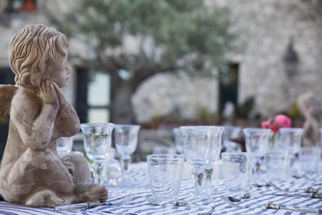 una pequeña estatua sentada en una mesa con gafas en Le Pré de l'Aube, en Montjoyer