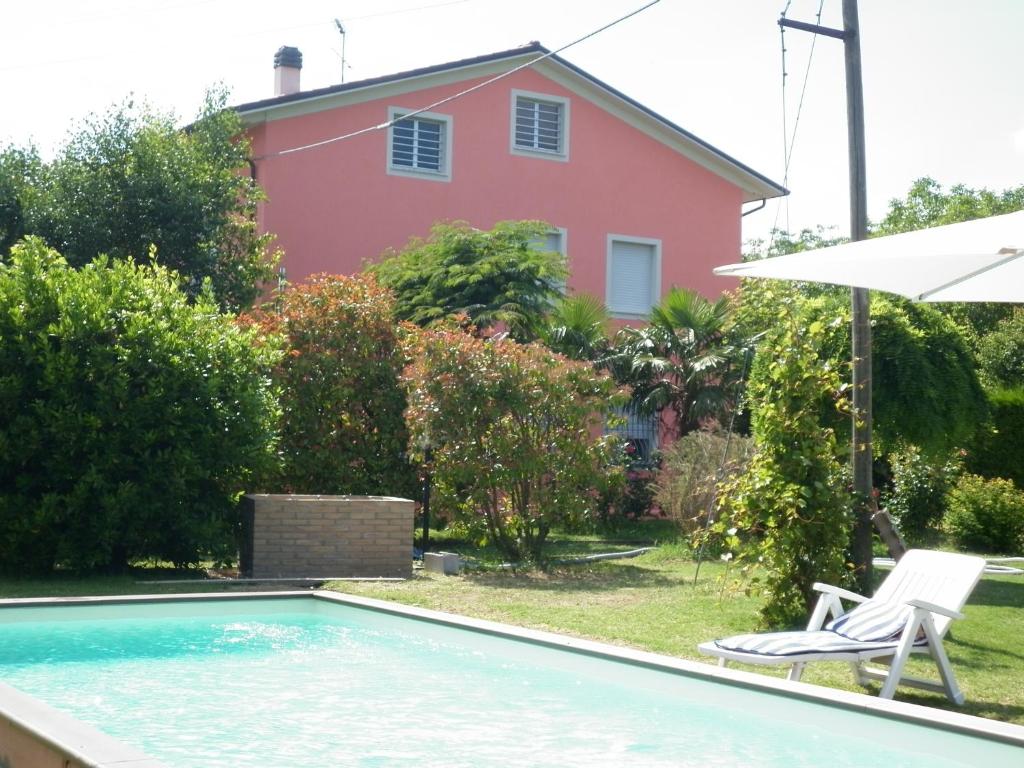The swimming pool at or close to Villa Jolanda