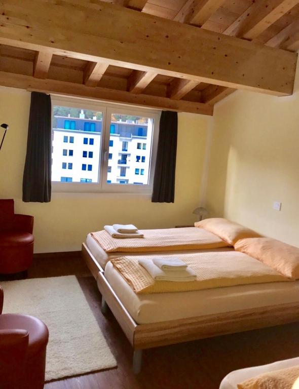 Postel nebo postele na pokoji v ubytování Aladin Apartments St Moritz