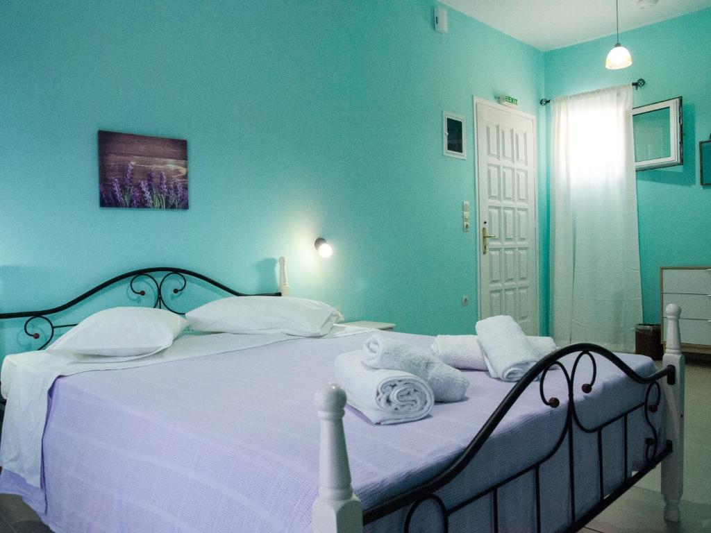 Postel nebo postele na pokoji v ubytování Peristera Apartments