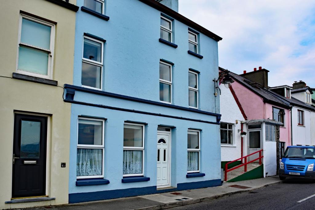 una casa azul al lado de una calle en Cottage 236 Roundstone en Roundstone