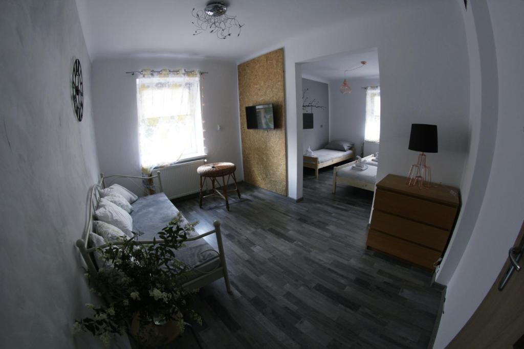 TV a/nebo společenská místnost v ubytování Folwark Anna