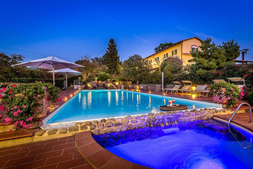 a large swimming pool with a resort at Casa Vacanze Casa Italia in Lamporecchio