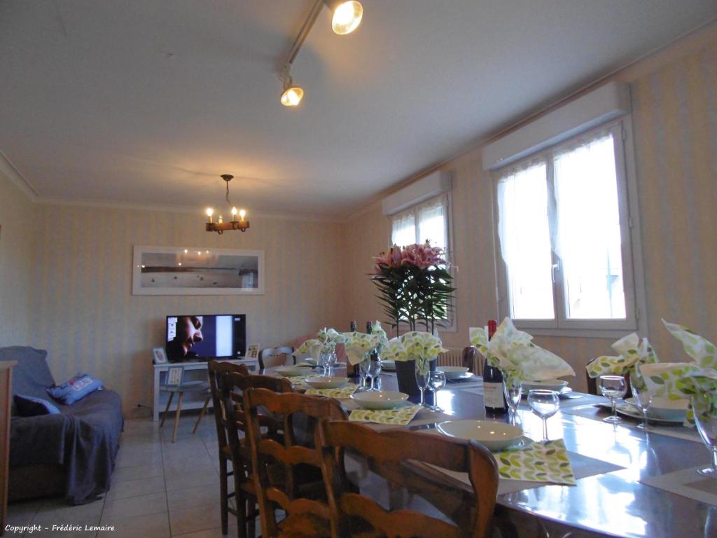 een eetkamer met een lange tafel en stoelen bij CAP HOUSES "FAMILY" in Erquy