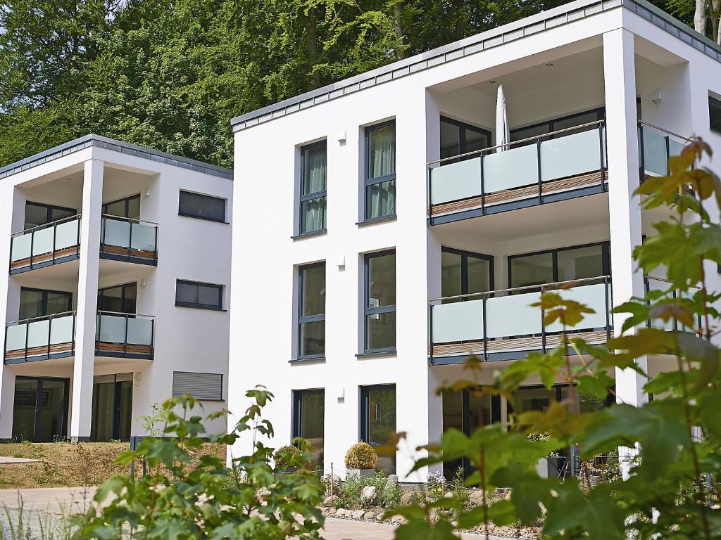 an image of a white building at Haus Kap Arkona in Sellin - Fewo 02 mit Kamin und Terrasse in Ostseebad Sellin
