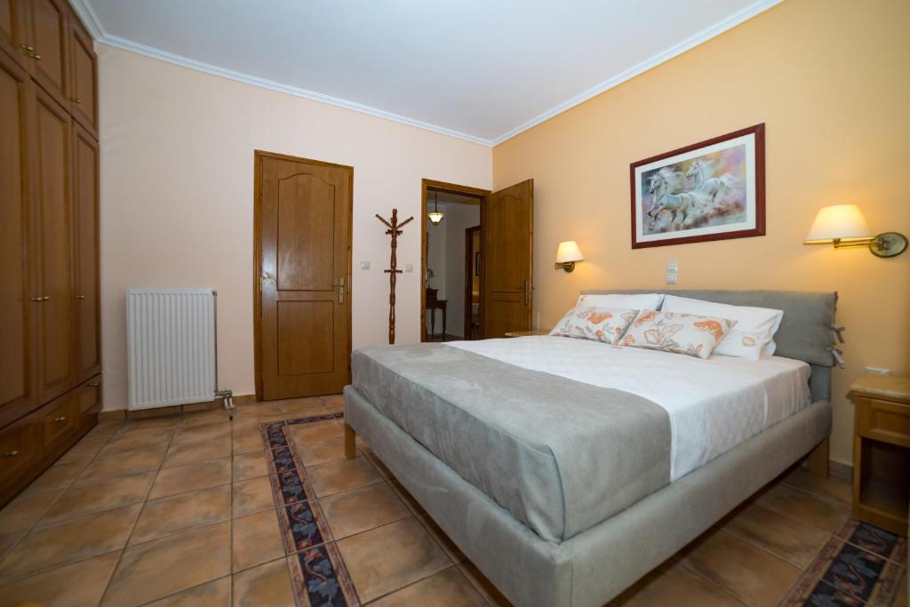 Postel nebo postele na pokoji v ubytování Andreolas Luxury Suites