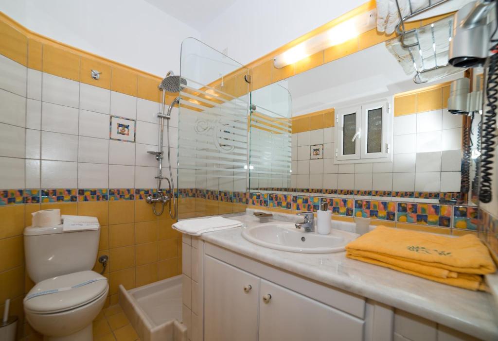 Koupelna v ubytování Andreolas Luxury Suites