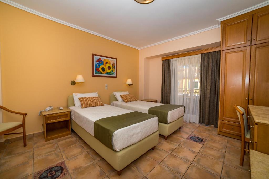 Postel nebo postele na pokoji v ubytování Andreolas Luxury Suites