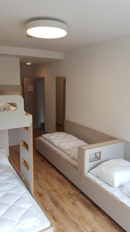 a room with two beds in a room at Jugendherberge-Berlin-International in Berlin