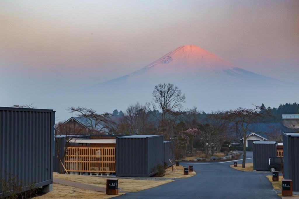 Fujino Kirameki Fujigotemba في غوتيمبا: جبل في البعد مع