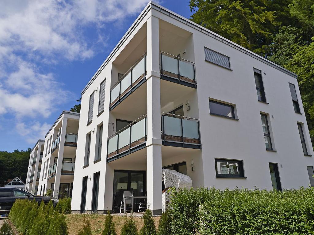 オストゼーバート・ゼリンにあるHaus "Jasmund" in Sellin - WG01 im EG mit Kamin und Terrasseの白いアパートメントビル(窓付)
