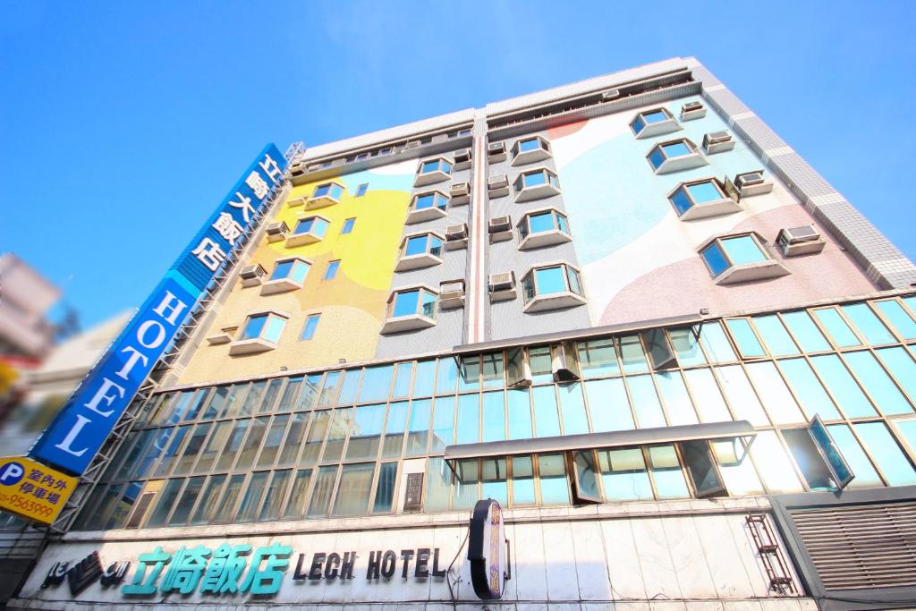 un bâtiment avec un panneau sur son côté dans l'établissement Lech Hotel, à Luodong