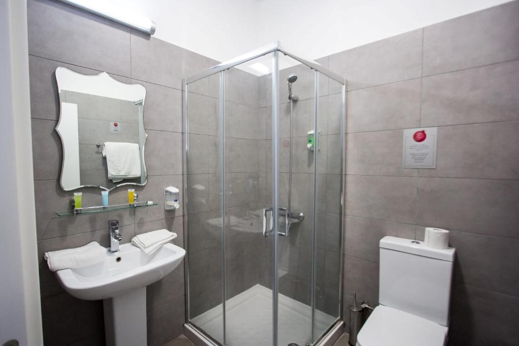 Koupelna v ubytování Rimon Cyprus Israeli Kosher Rooms