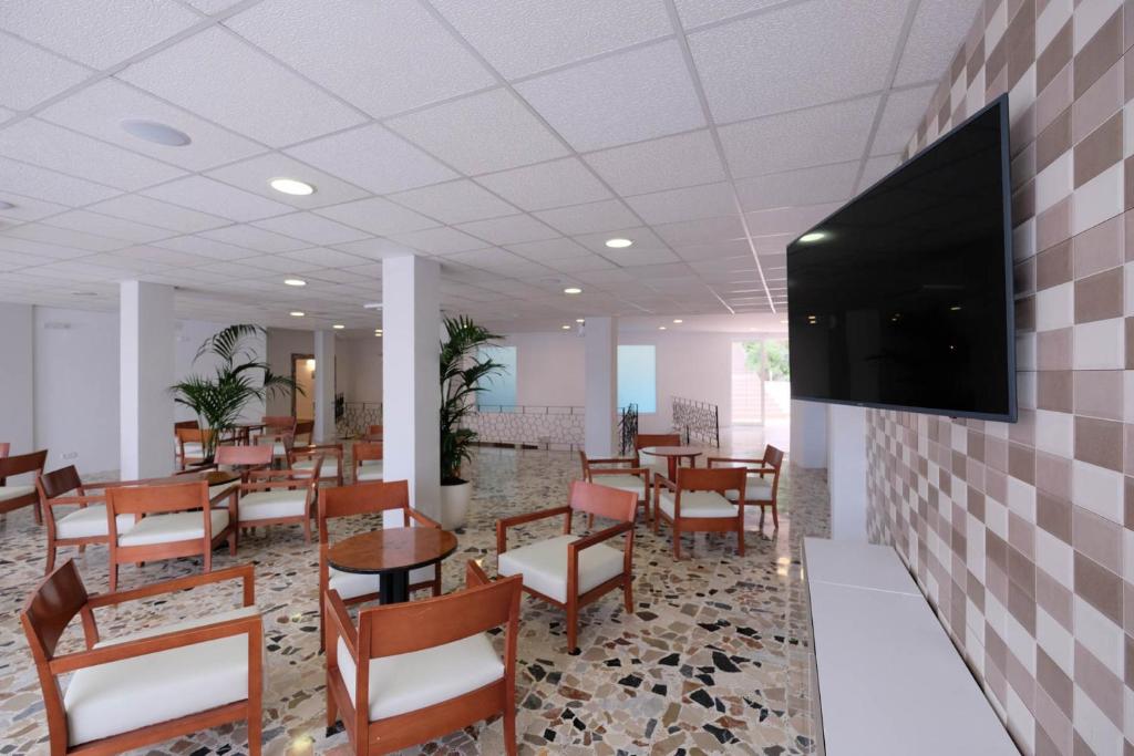 TV a/nebo společenská místnost v ubytování azuLine Hotel Palmanova Garden