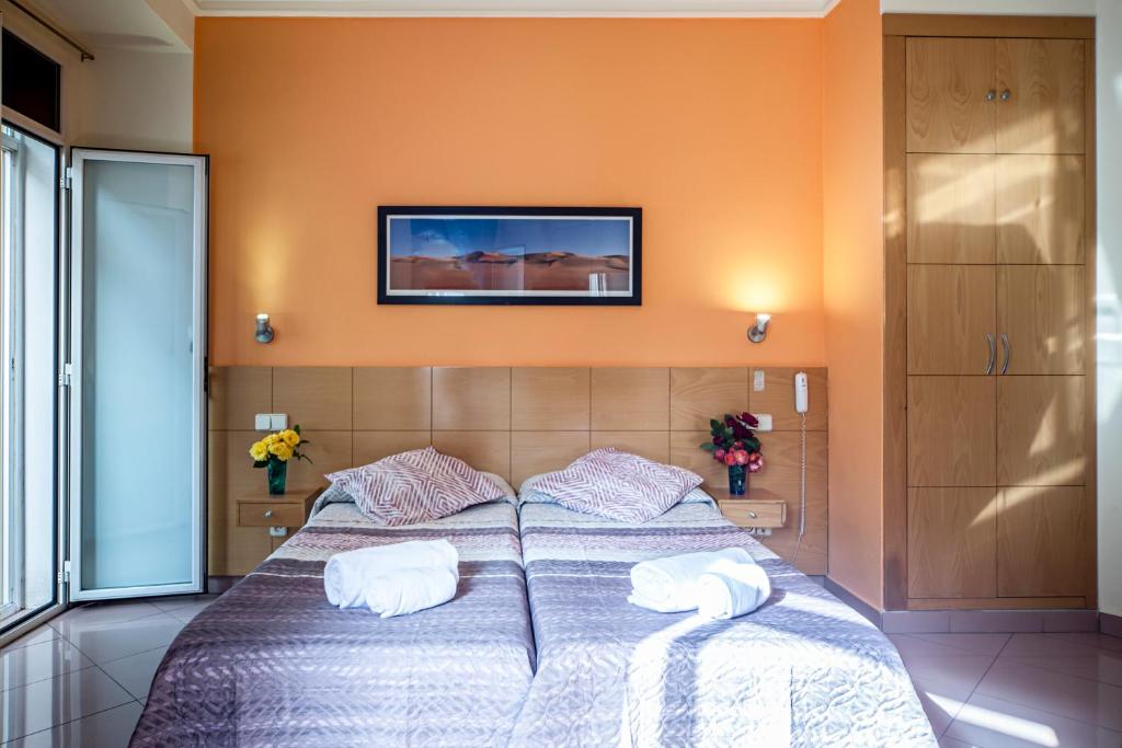 A bed or beds in a room at Hostal Inter Puerta del Sol AUTO CHECK IN