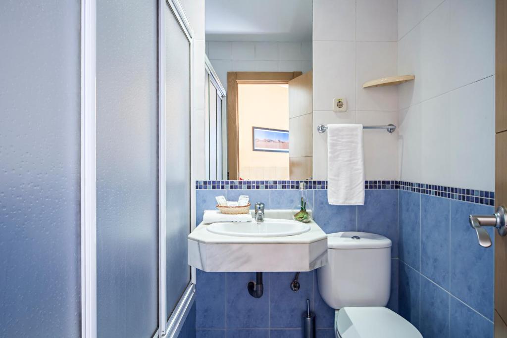 A bathroom at Hostal Inter Puerta del Sol AUTO CHECK IN