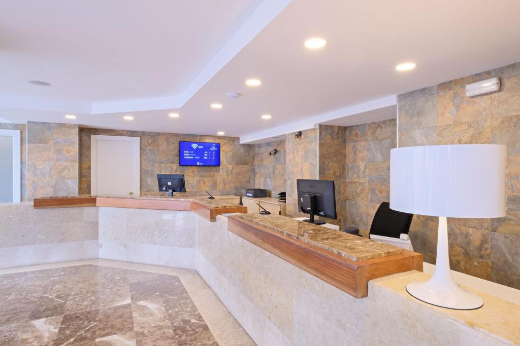 TV a/nebo společenská místnost v ubytování azuLine Hotel Palmanova Garden