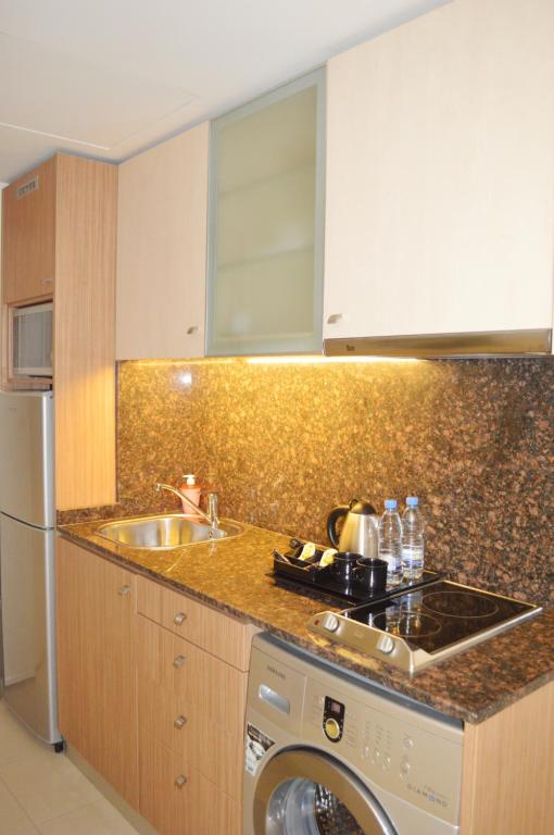 Kuchyň nebo kuchyňský kout v ubytování Hayali Suites