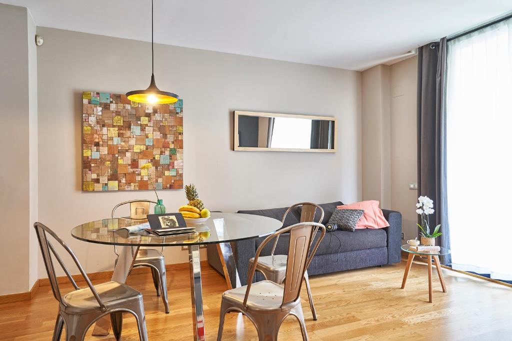 sala de estar con mesa, sillas y sofá en AinB Sagrada Familia Apartments, en Barcelona