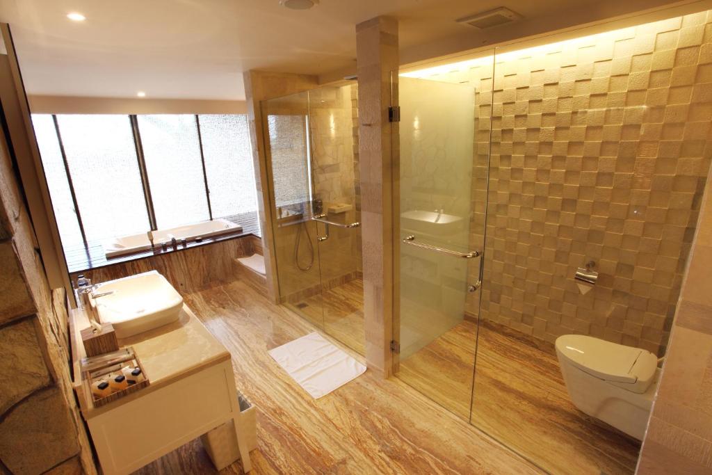 Koupelna v ubytování TS SUITES Seminyak Bali