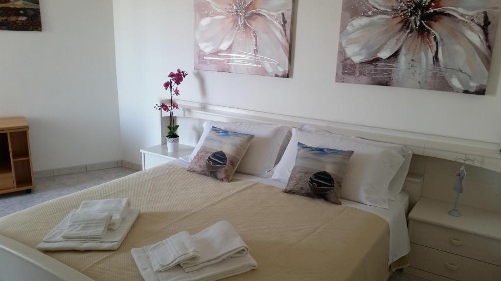 Een bed of bedden in een kamer bij Cabà Holiday Bardolino Gritti