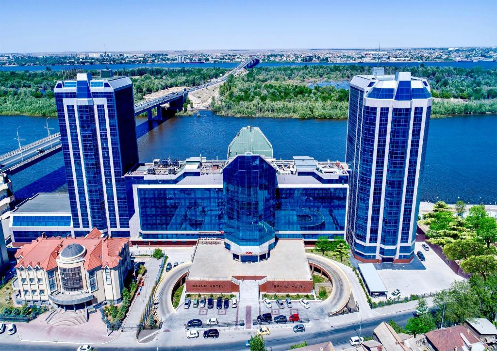 una vista aérea de una ciudad con dos edificios altos en Grand Hotel Astrakhan, en Astrakhan