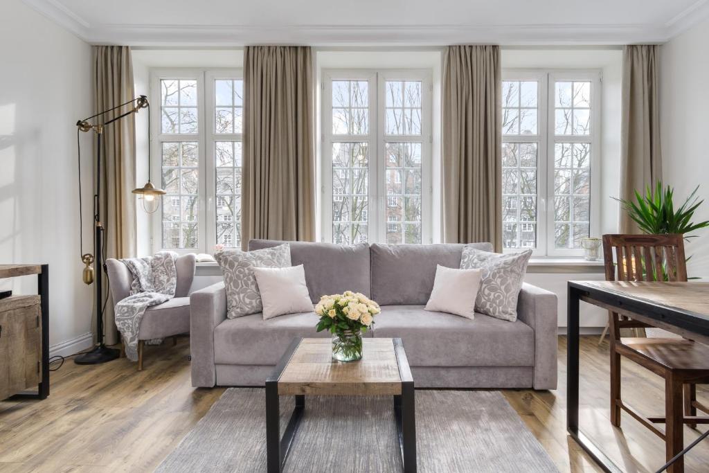 salon z kanapą i stołem w obiekcie Elite Apartments Świętego Ducha Prestige w Gdańsku