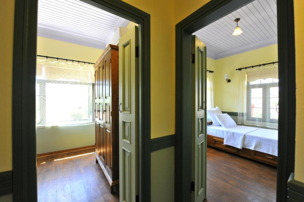 Postel nebo postele na pokoji v ubytování Petrino Gökçeada Hotel&Kitchen