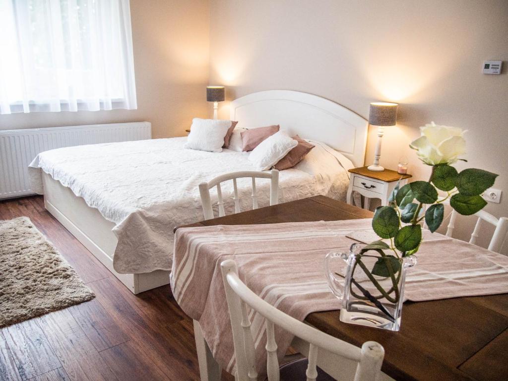 Ένα ή περισσότερα κρεβάτια σε δωμάτιο στο Feliz apartman