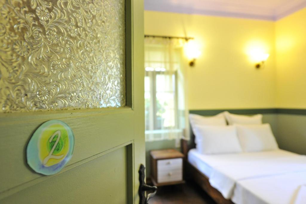 Postel nebo postele na pokoji v ubytování Petrino Gökçeada Hotel&Kitchen