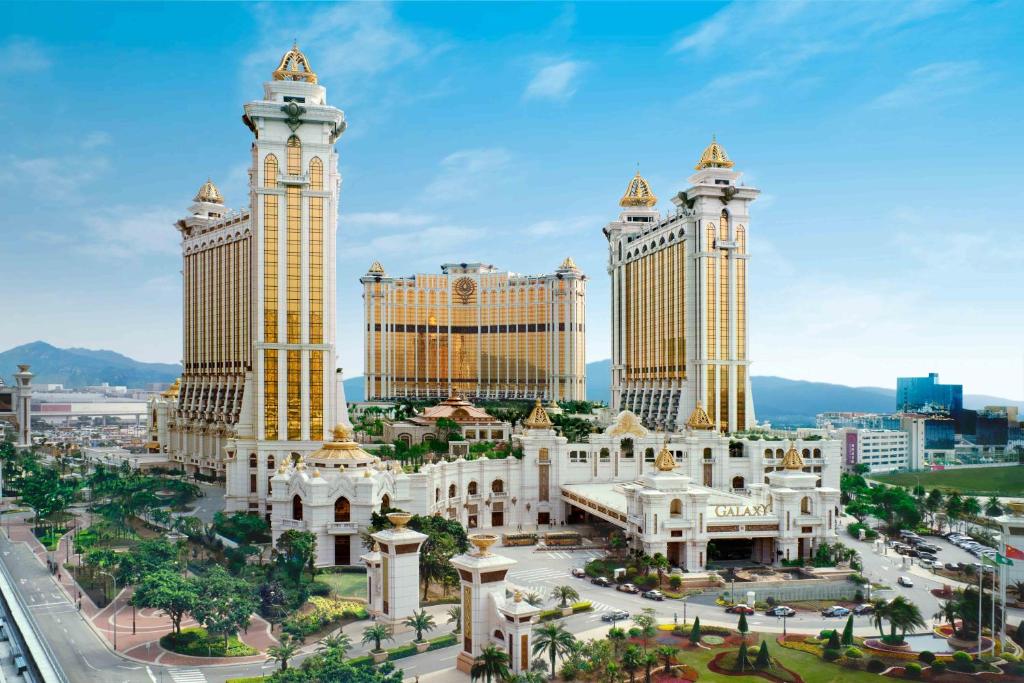 een uitzicht op het mgm grand hotel en casino bij Galaxy Macau in Macau