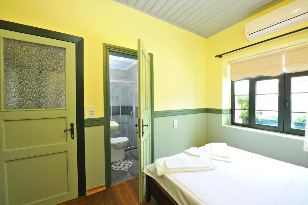 Postel nebo postele na pokoji v ubytování Petrino Gökçeada Hotel&Kitchen