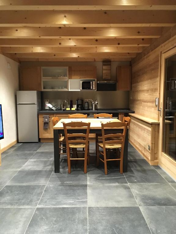 Kuchyň nebo kuchyňský kout v ubytování Chalet La R'Batte