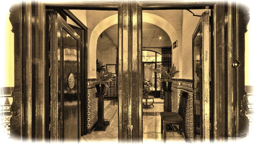 普列戈德科爾多瓦的住宿－哈斯特利亞拉菲旅館，通往带桌椅的房间的开放式门