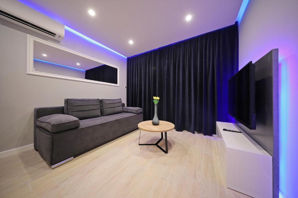 Televízia a/alebo spoločenská miestnosť v ubytovaní City Marine Luxury Apartments