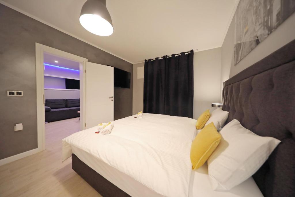 Posteľ alebo postele v izbe v ubytovaní City Marine Luxury Apartments