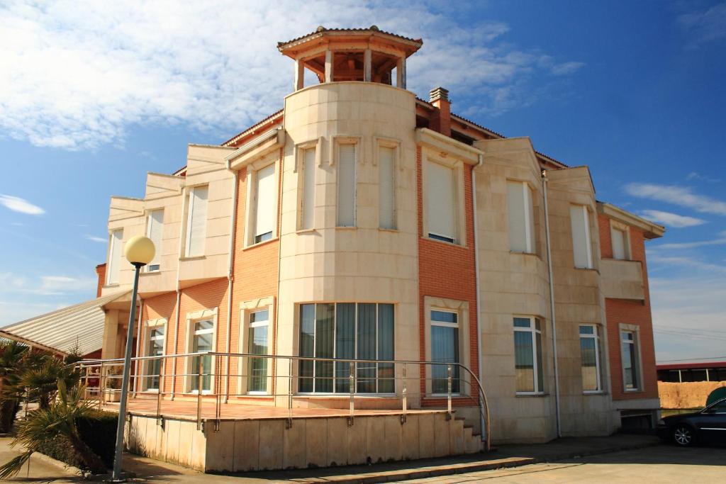 ein Gebäude mit einem Turm darüber in der Unterkunft Hostal Castilla in Benavente