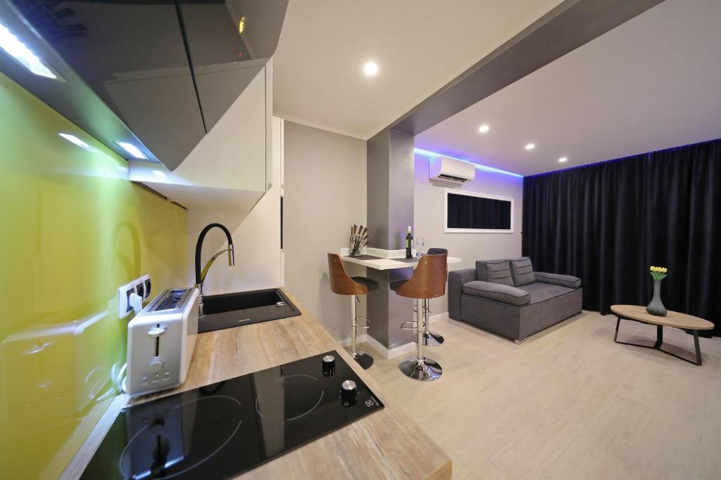 Televízia a/alebo spoločenská miestnosť v ubytovaní City Marine Luxury Apartments