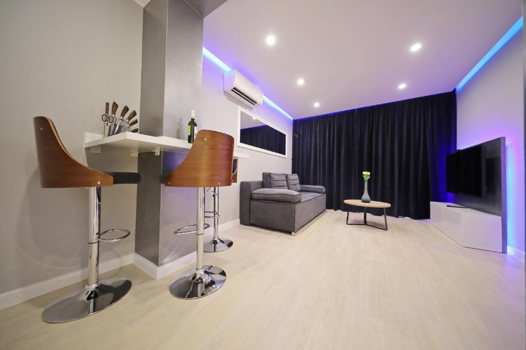 Televízia a/alebo spoločenská miestnosť v ubytovaní City Marine Luxury Apartments