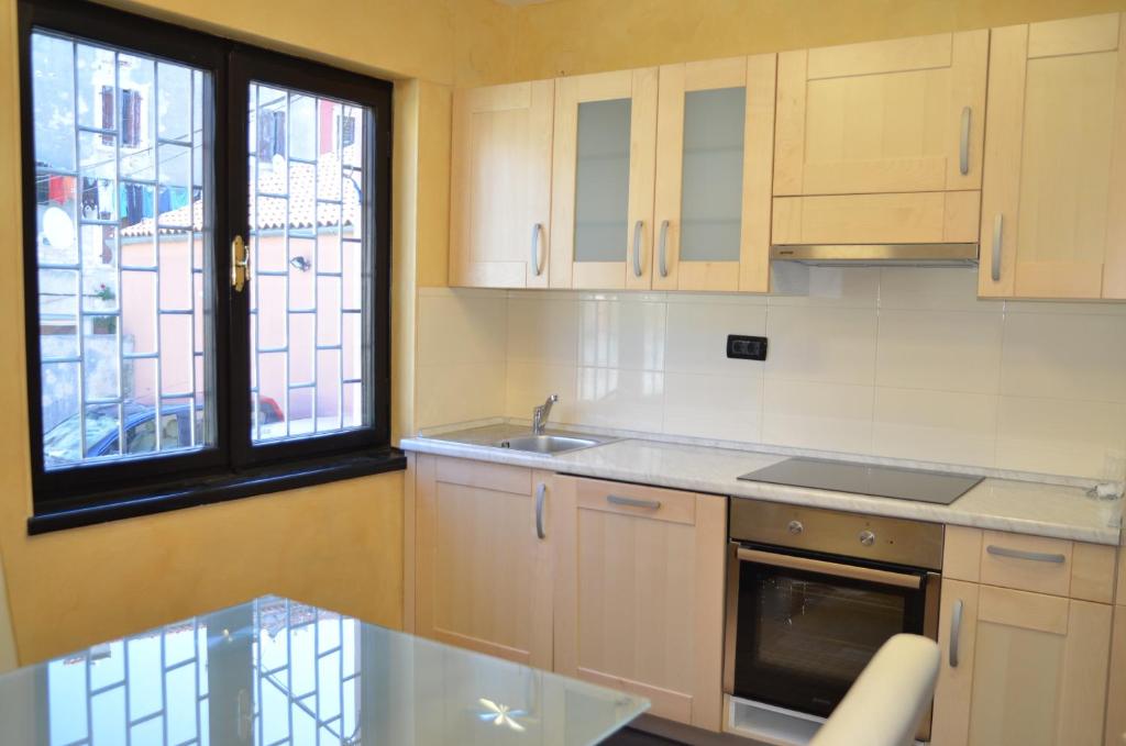 Kuchnia lub aneks kuchenny w obiekcie Apartments Ana City
