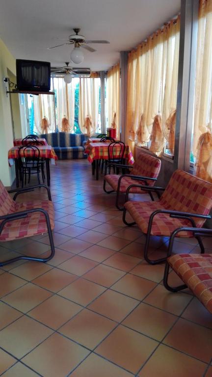 TV a/nebo společenská místnost v ubytování Hotel Cesari