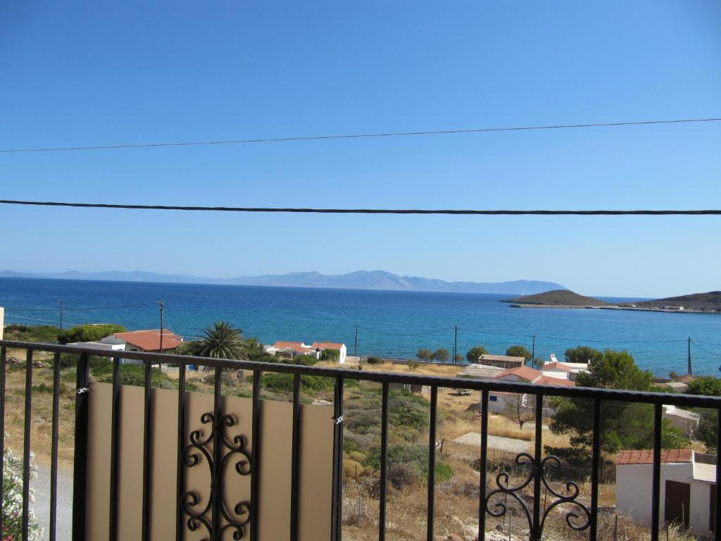 uma vista para o oceano a partir de uma varanda em Eugenia travasarou sea view appartments em Diakofti