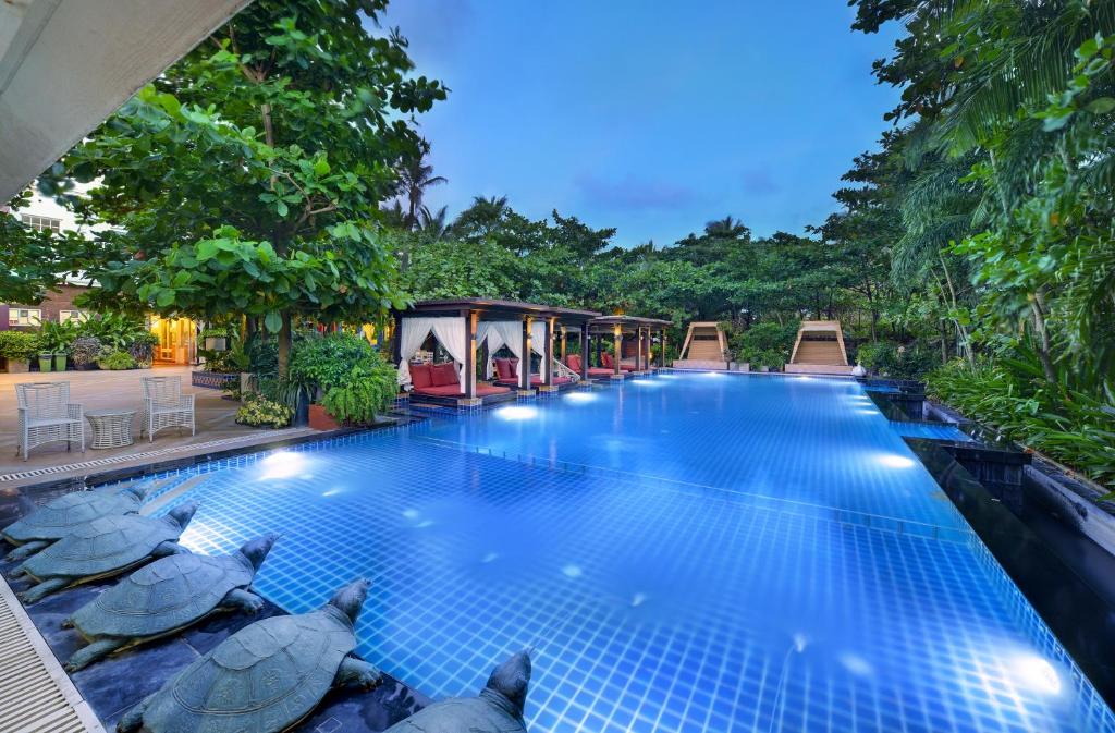 Bazén v ubytování Mayfair Palm Beach Resort nebo v jeho okolí