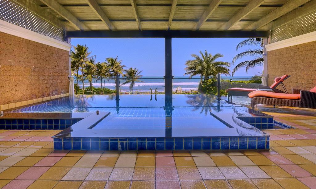 Bazén v ubytování Mayfair Palm Beach Resort nebo v jeho okolí