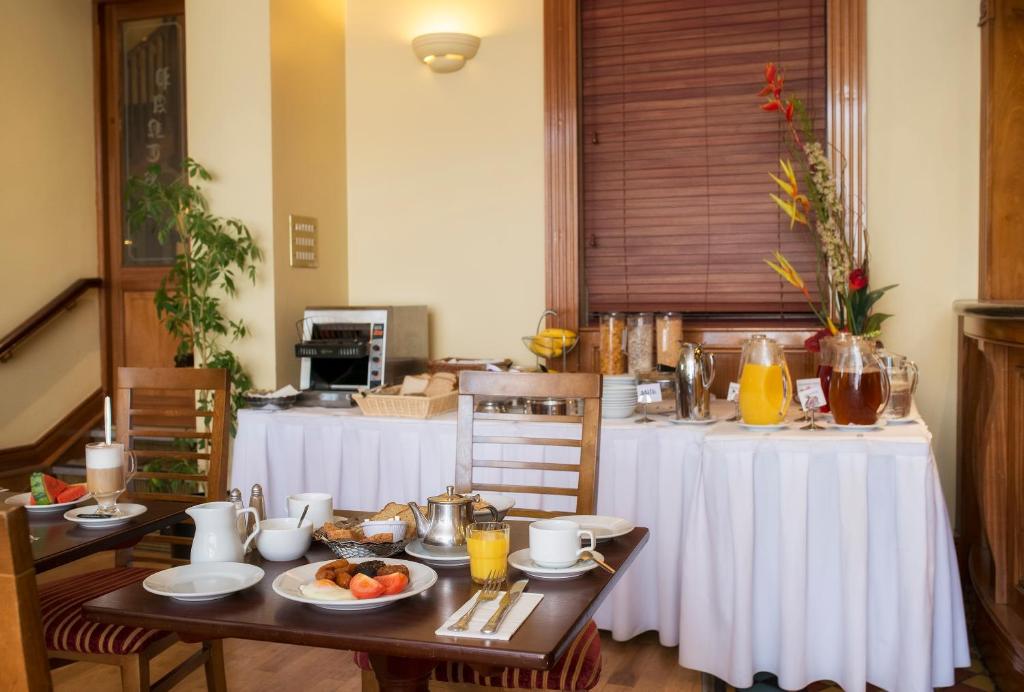 Comida en o cerca de este hotel