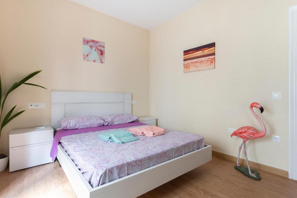 Łóżko lub łóżka w pokoju w obiekcie Flamingo Apartment